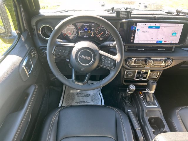Used 2025 Jeep Gladiator Sport AWD/4WD image 13