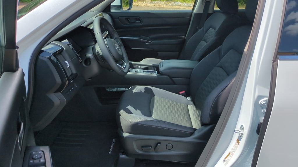 Used 2025 Nissan Pathfinder SV w/ SV Premium Package FWD image 11