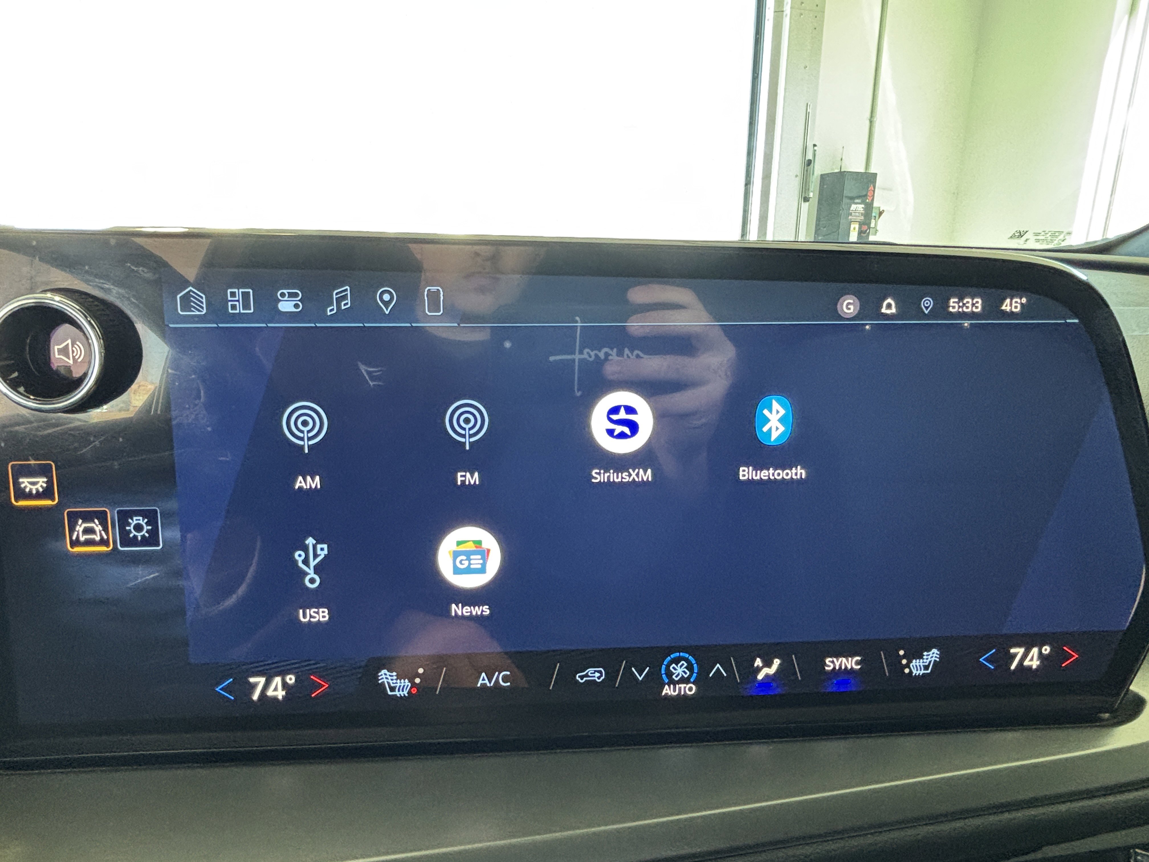 Used 2025 Chevrolet Traverse LT w/ Sun and Wheel Package image 15