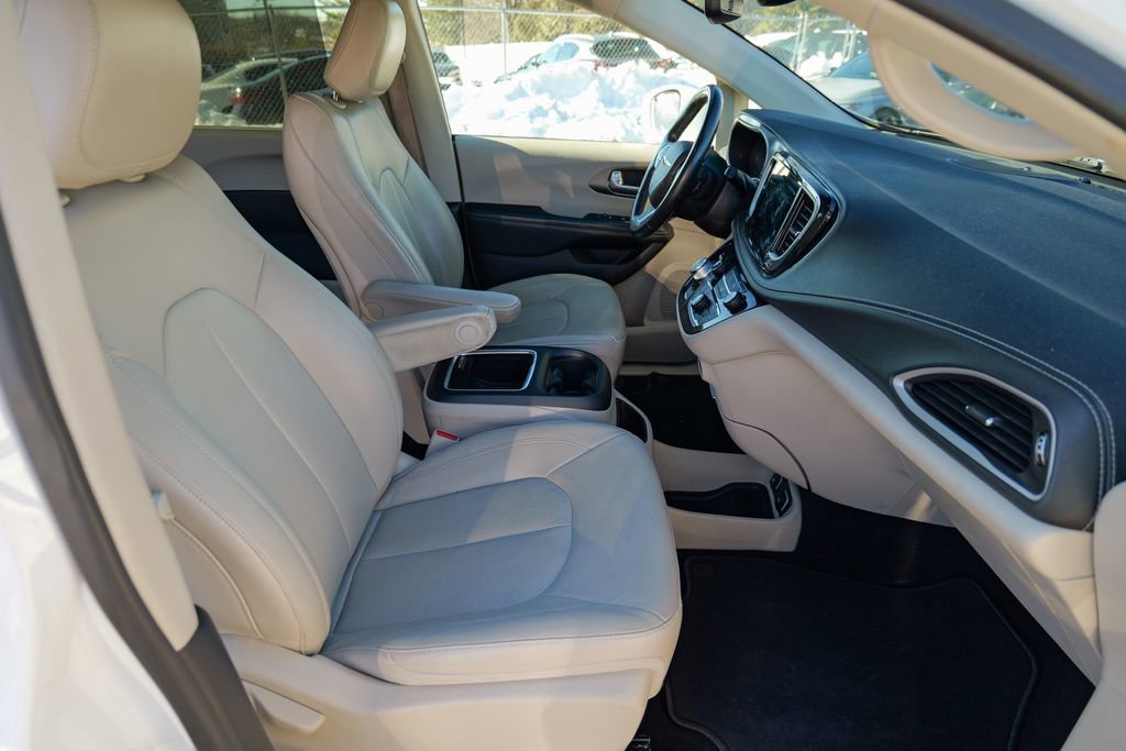 Used 2021 Chrysler Pacifica Touring-L AWD/4WD image 28