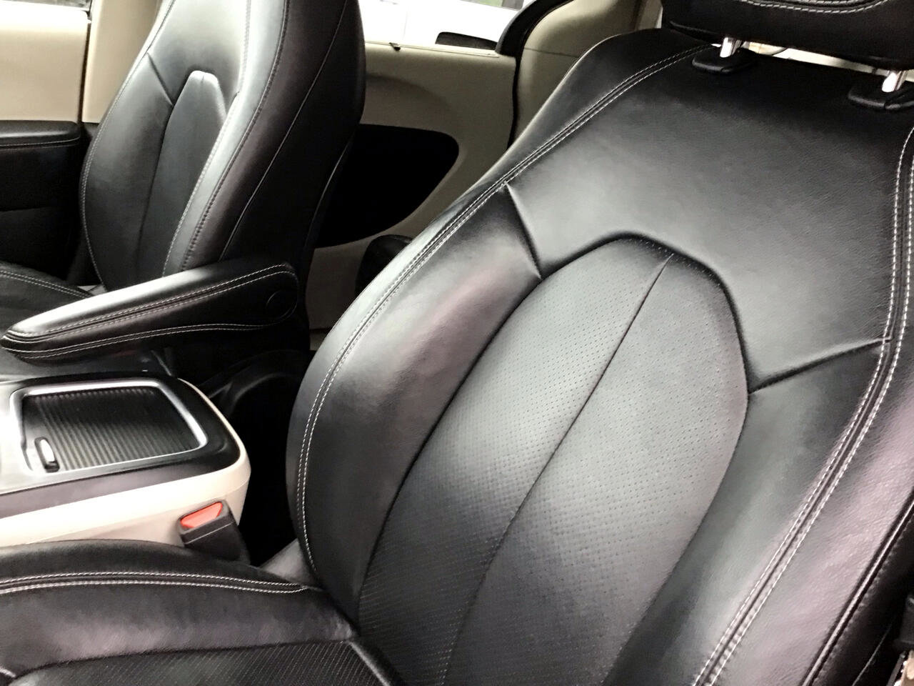 Used 2022 Chrysler Pacifica Touring-L image 15