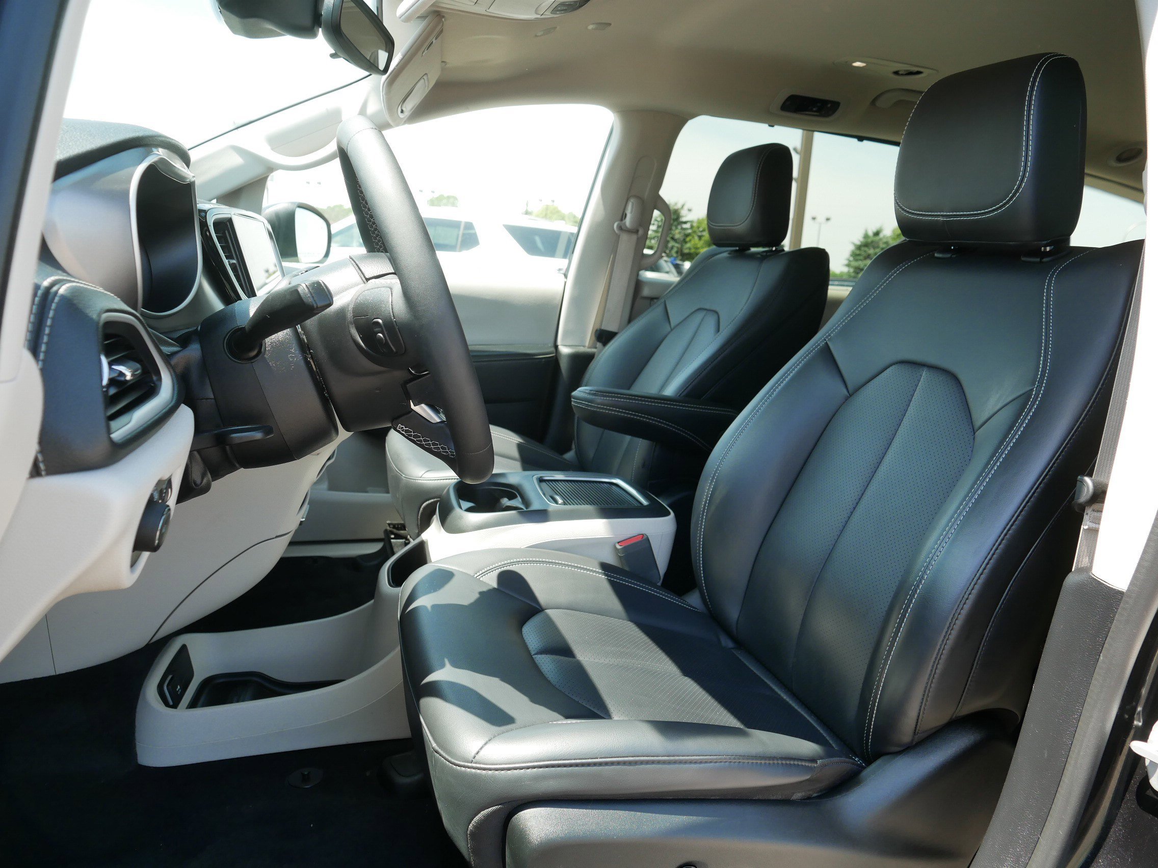 Used 2023 Chrysler Pacifica Touring-L AWD/4WD image 34
