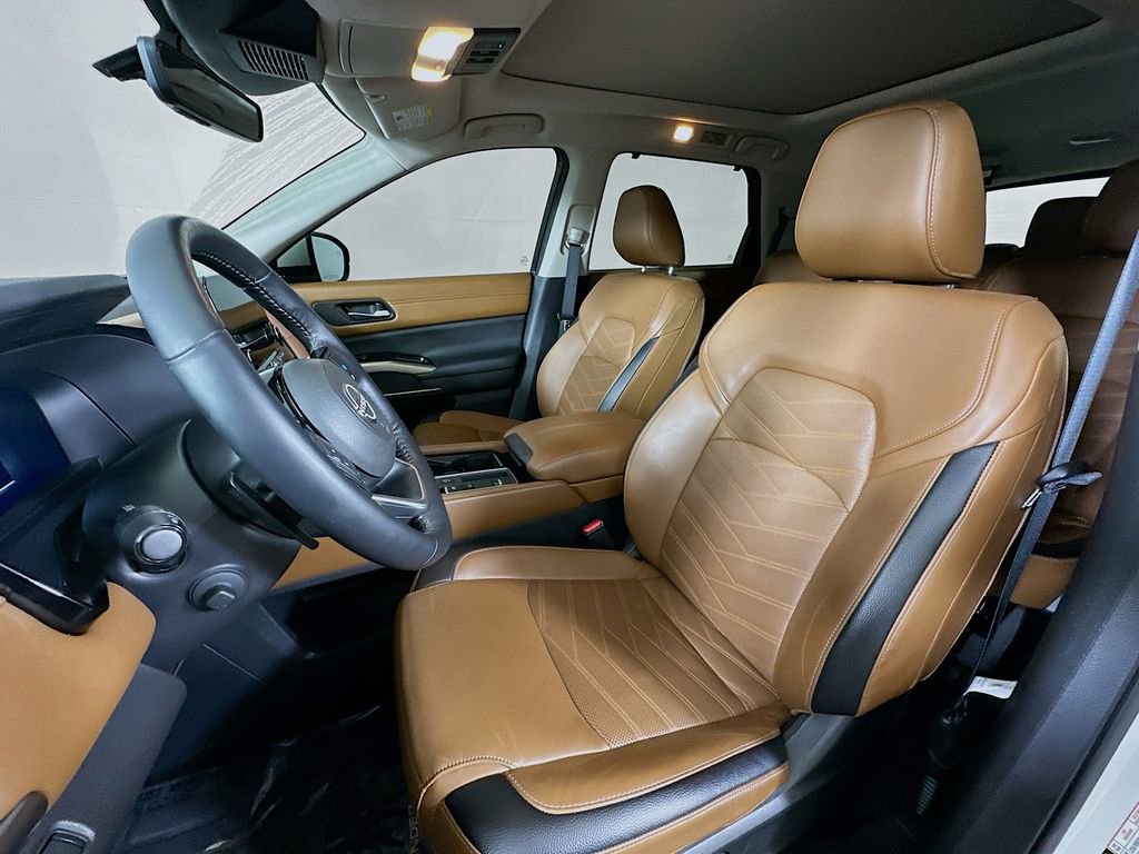Used 2024 Nissan Pathfinder Platinum image 16