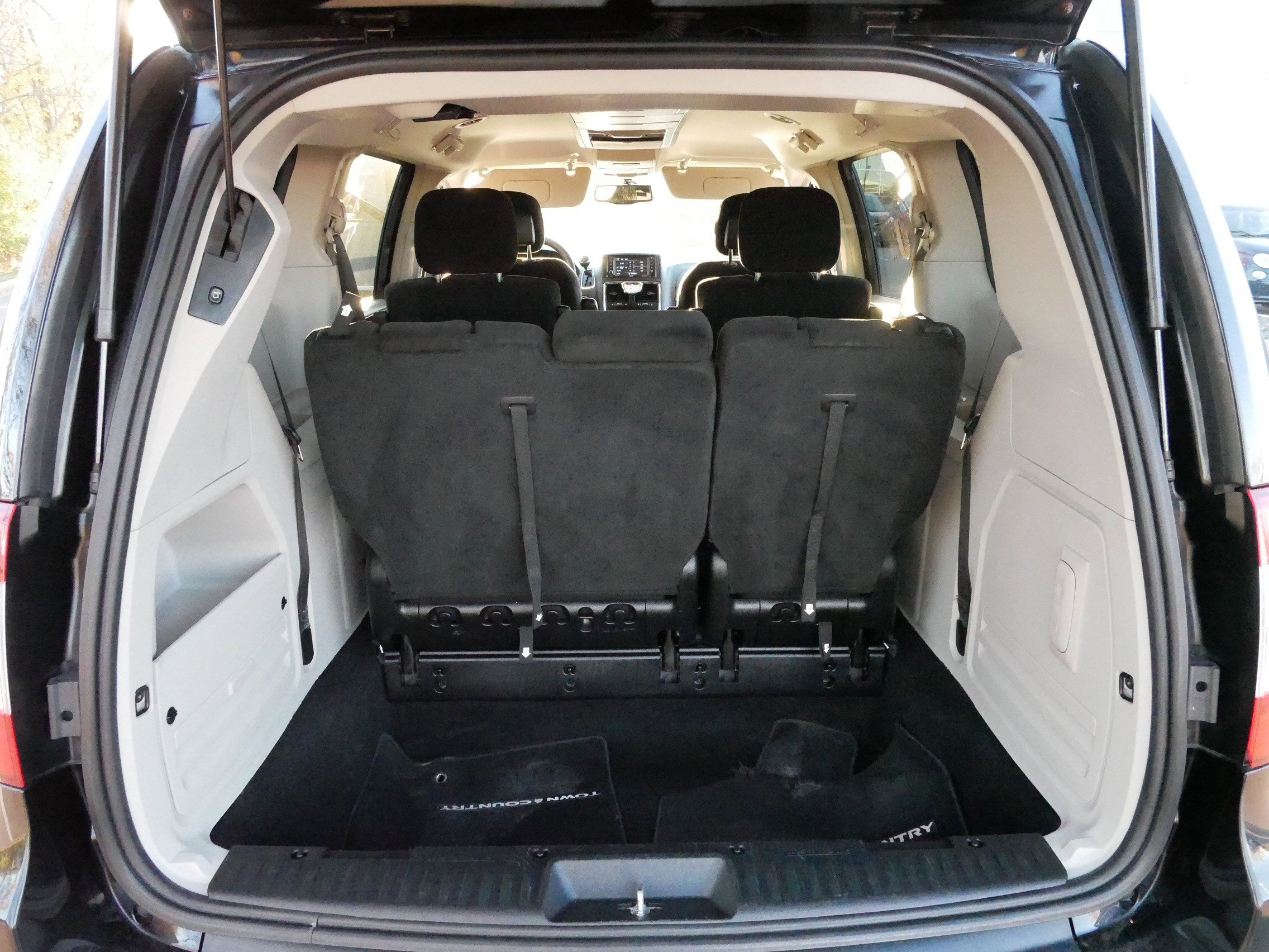 Used 2014 Chrysler Town & Country Touring image 18