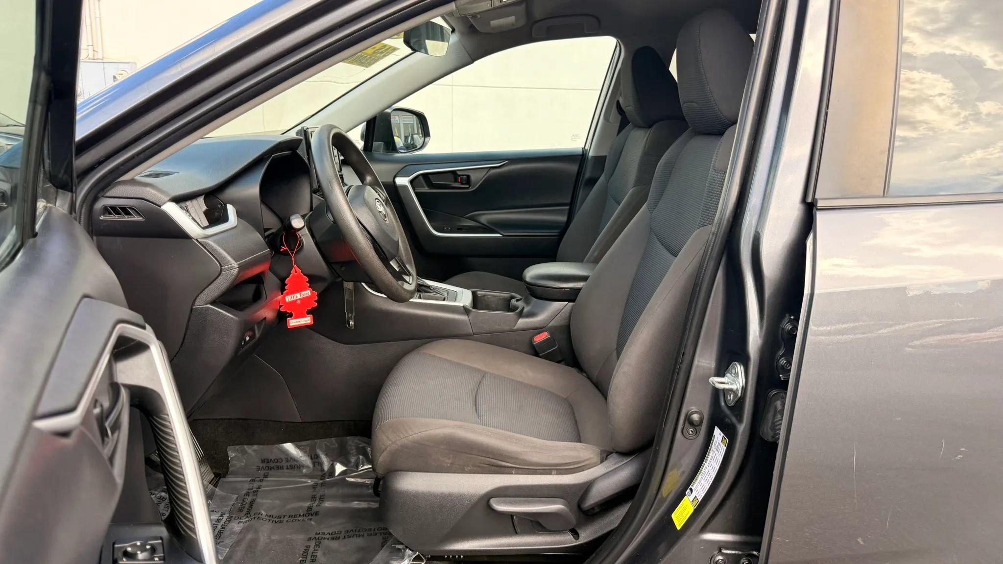 Used 2022 Toyota RAV4 LE FWD image 12