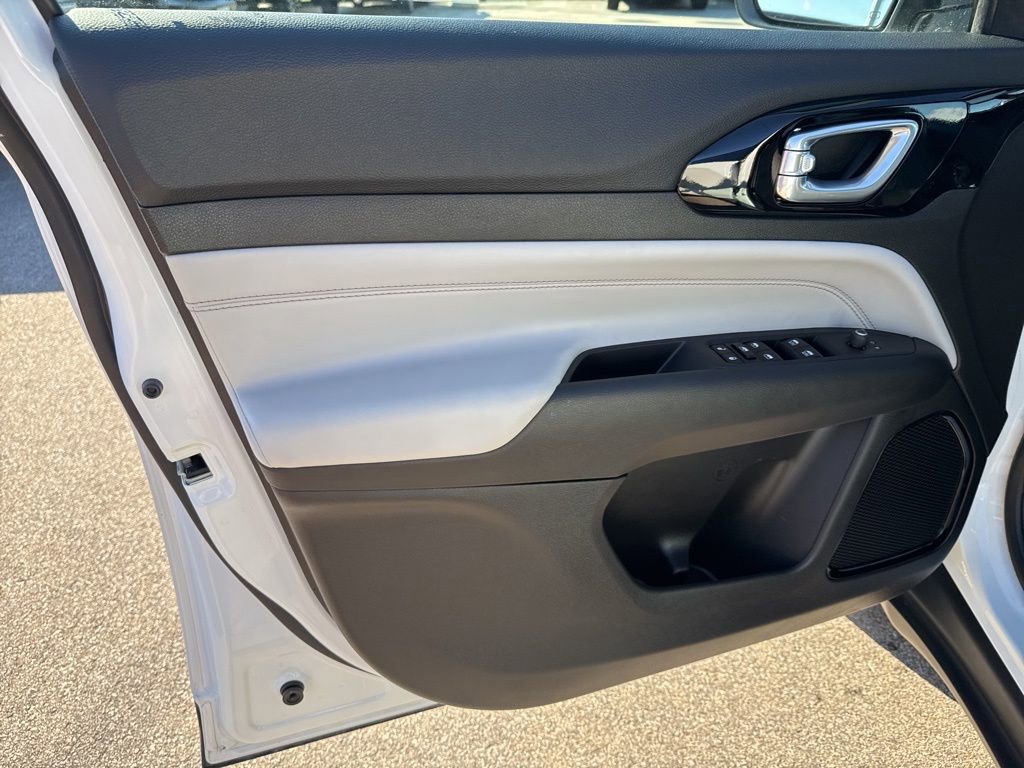 Used 2024 Jeep Compass Limited image 18