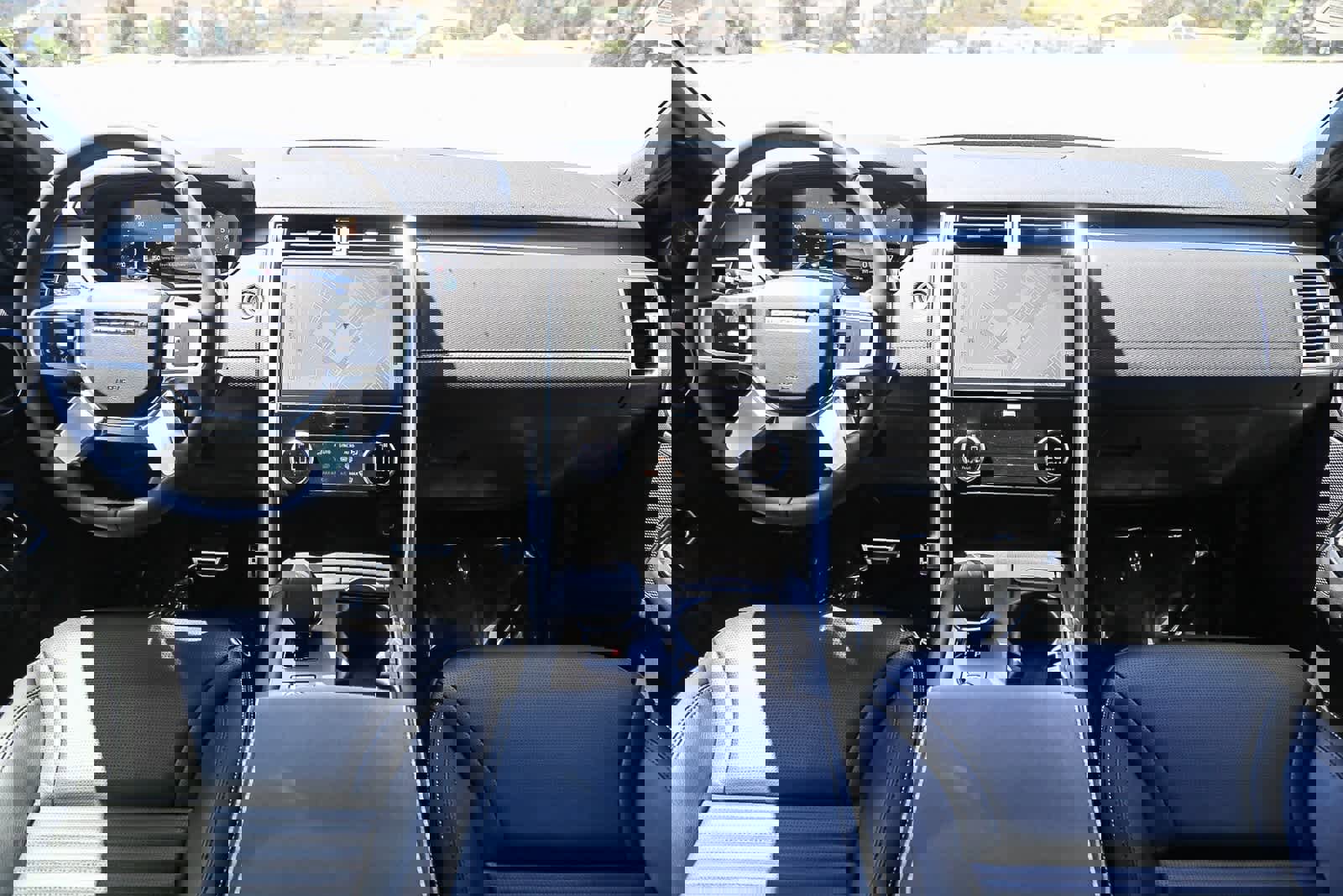 New 2025 Land Rover Discovery Dynamic SE image 12