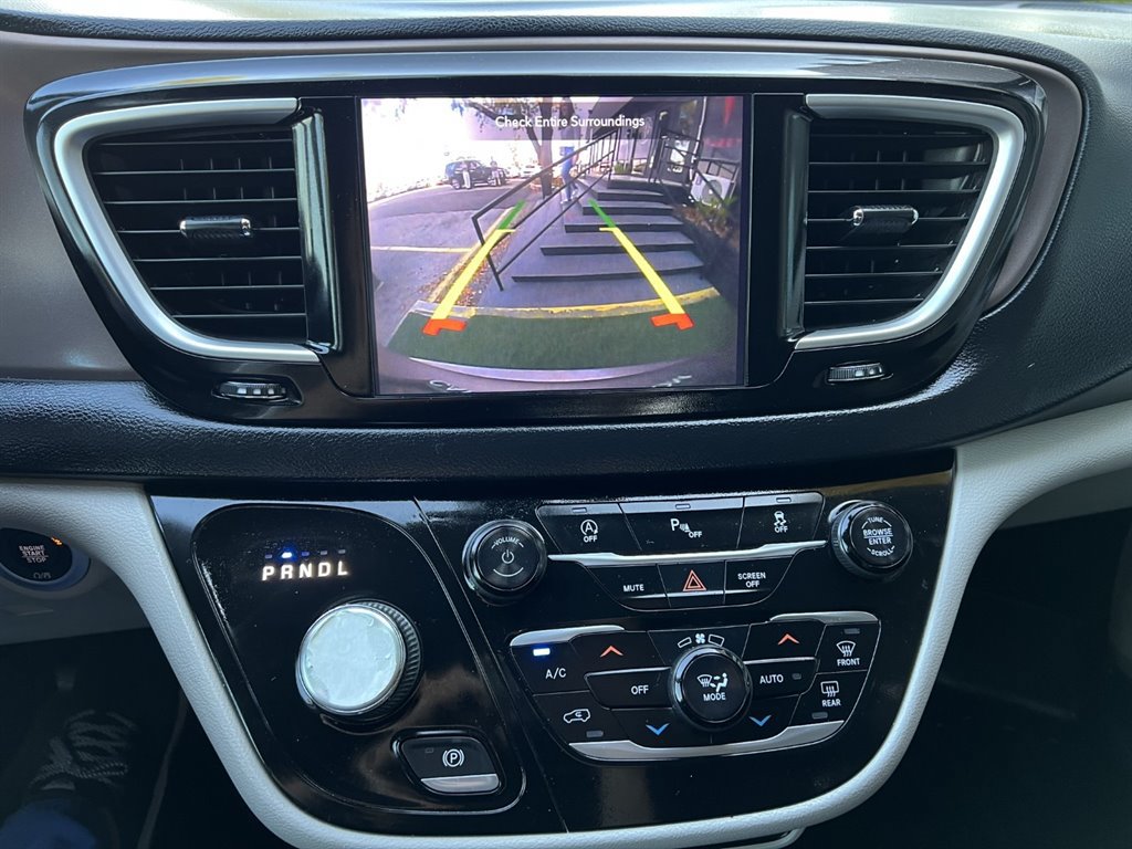 Used 2018 Chrysler Pacifica Touring Plus w/ Tire & Wheel Group FWD image 26