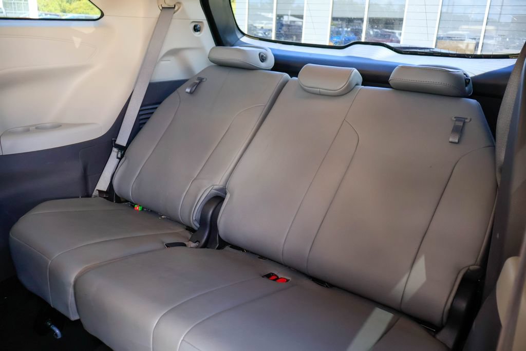 Used 2021 Toyota Sienna XLE FWD image 11