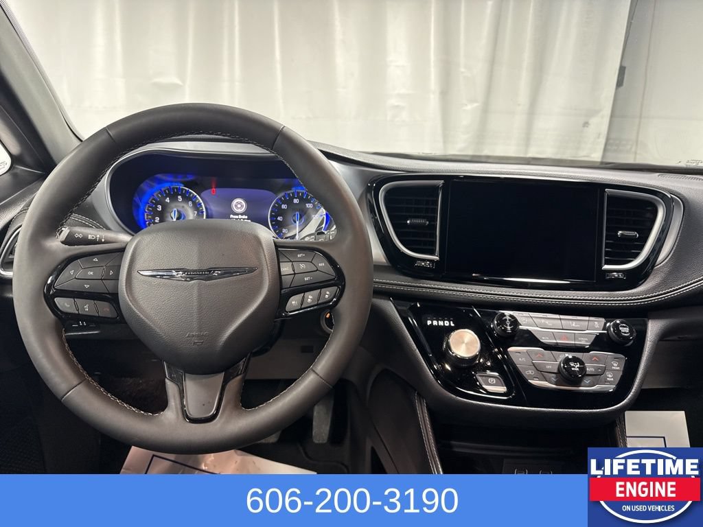 Used 2025 Chrysler Pacifica Limited FWD image 16