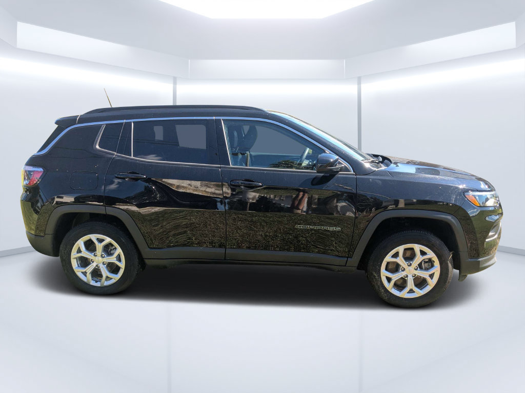 Used 2024 Jeep Compass Latitude AWD/4WD image 2