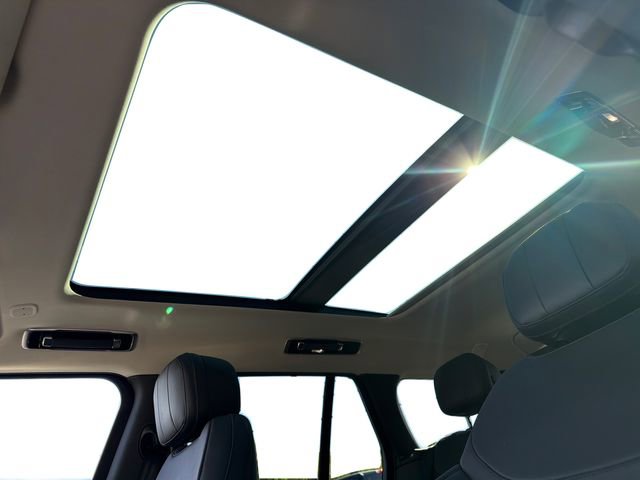 Used 2025 Land Rover Range Rover SE image 23