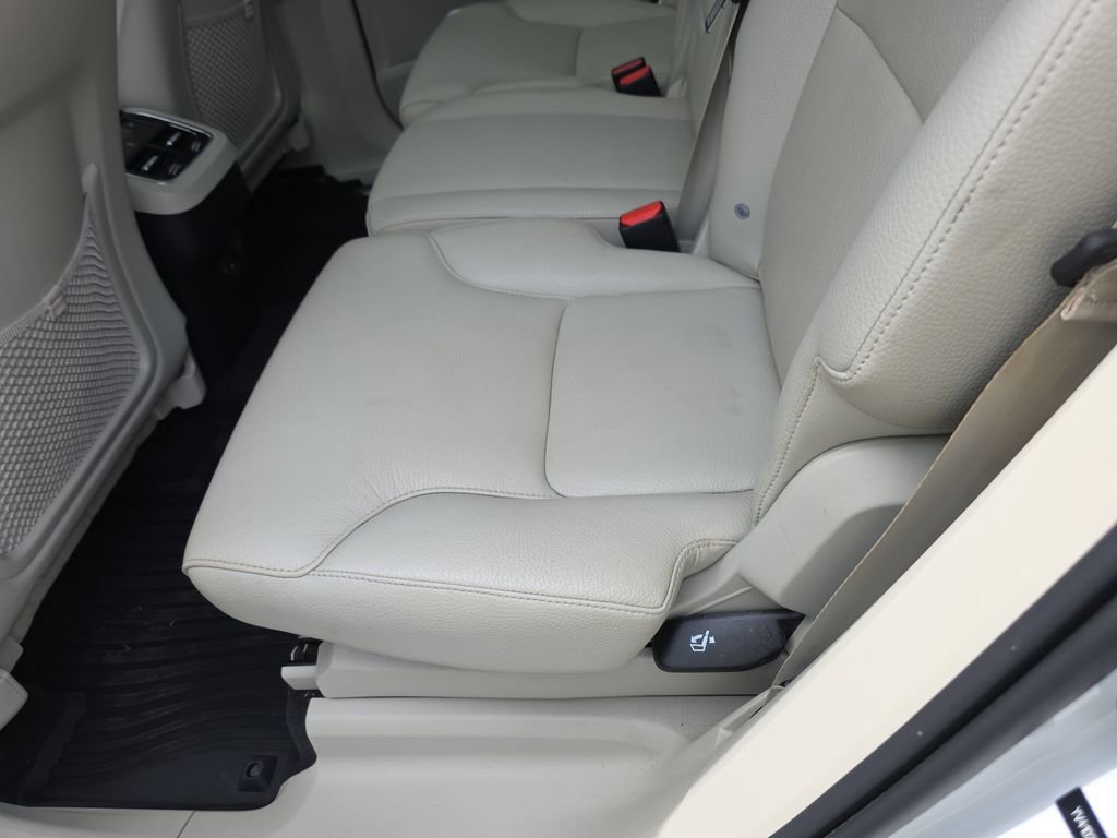 Used 2022 Volvo XC90 T5 Momentum w/ Advanced Package image 18