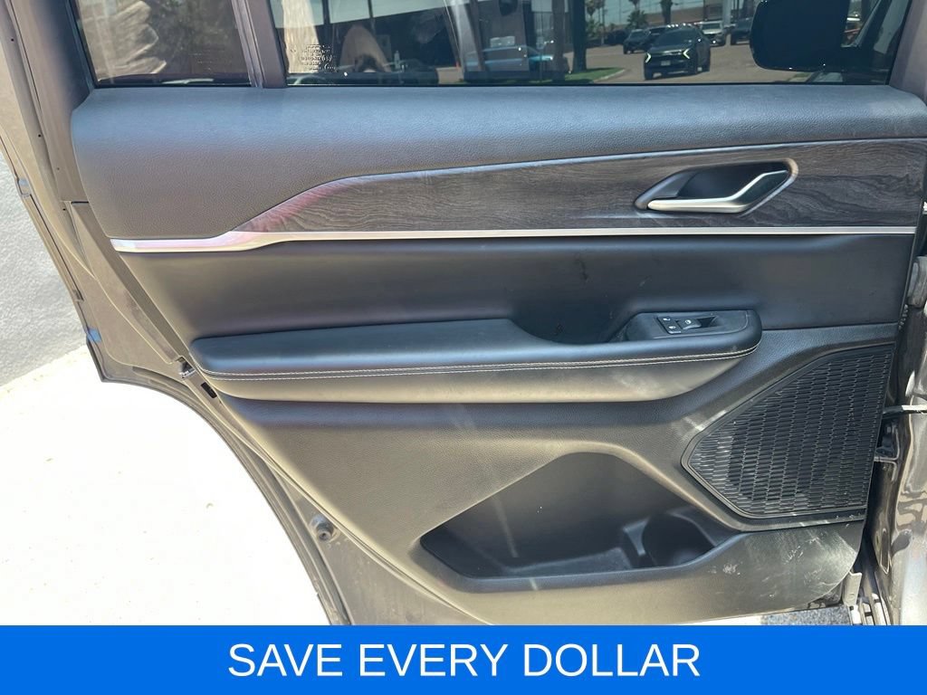 Used 2023 Jeep Grand Cherokee L Limited AWD/4WD image 13
