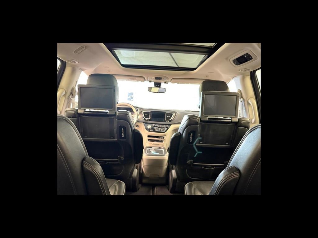 Used 2018 Chrysler Pacifica Limited w/ Tire & Wheel Group FWD image 28