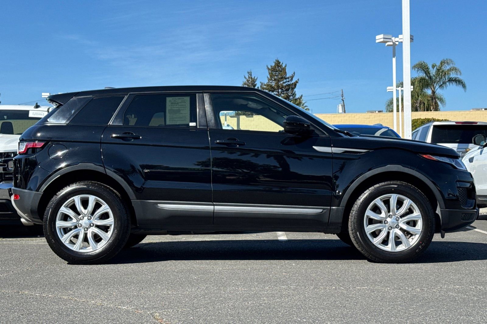 Used 2019 Land Rover Range Rover Evoque SE image 4