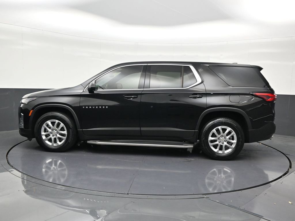 Used 2023 Chevrolet Traverse LS image 2