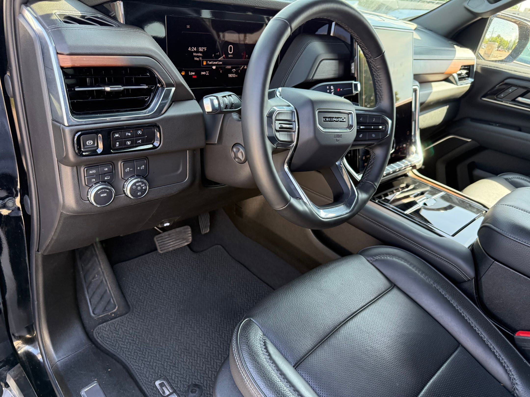 Used 2025 GMC Yukon Denali AWD/4WD image 16