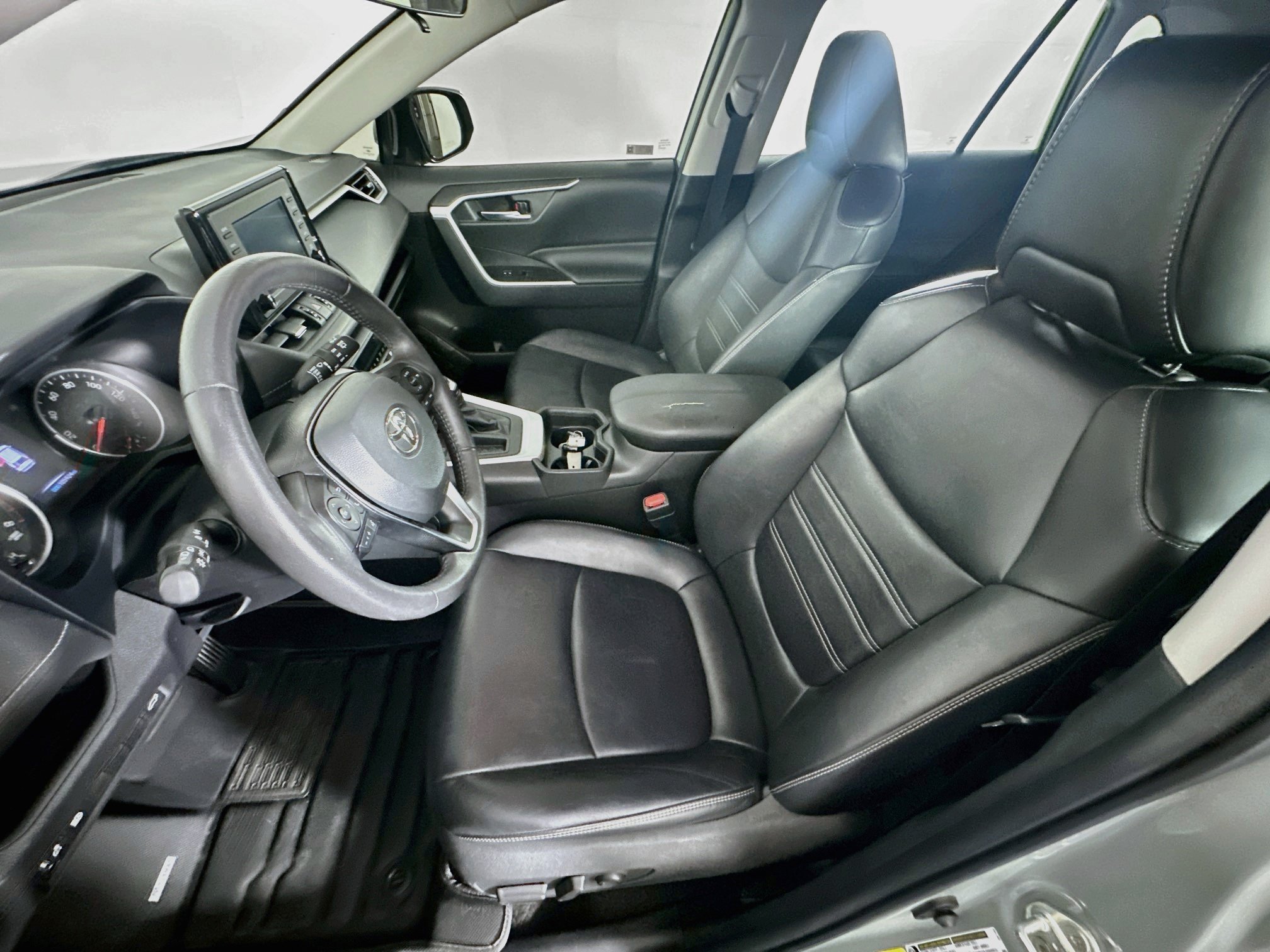 Used 2020 Toyota RAV4 XLE Premium FWD image 13