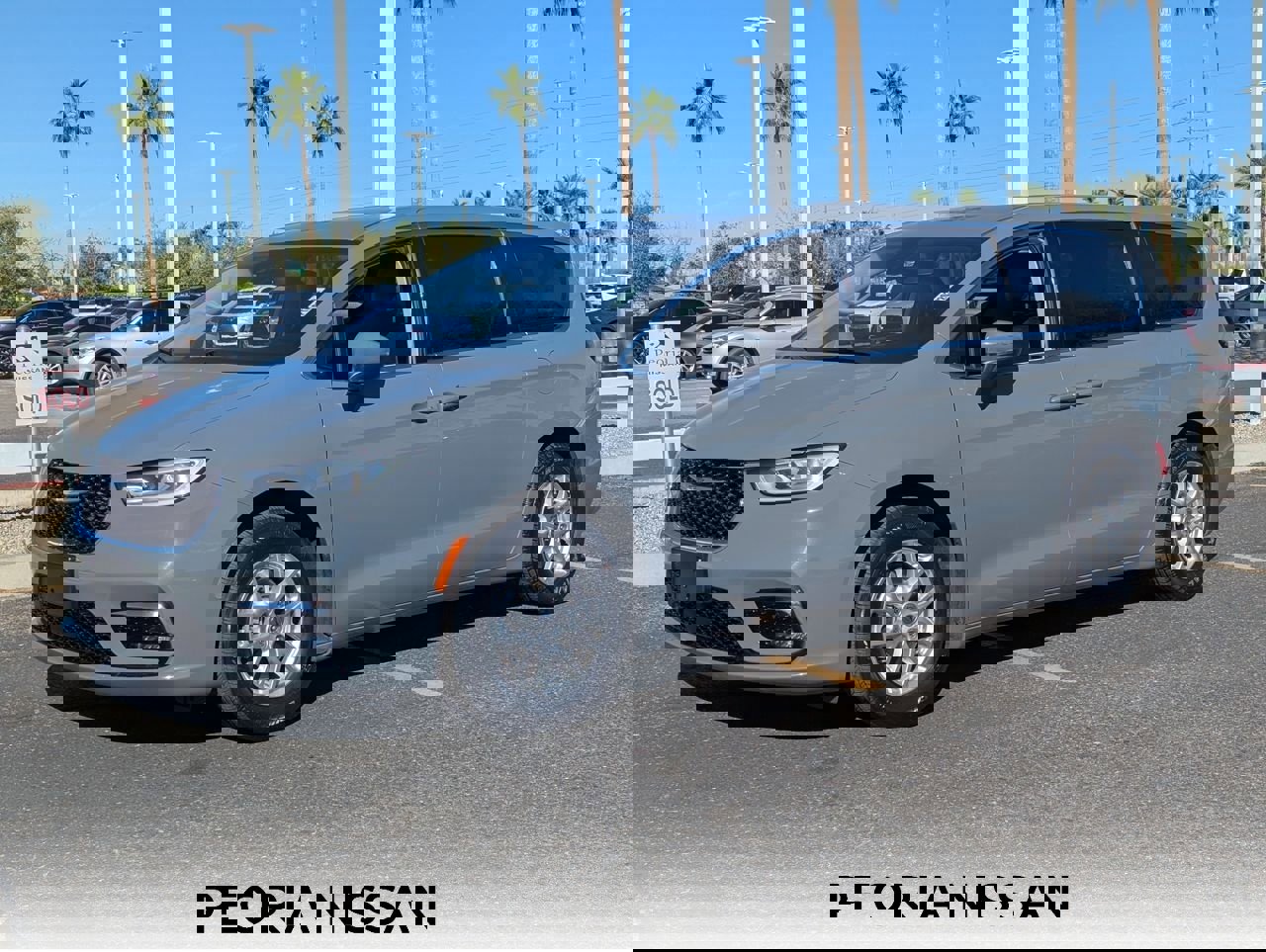 Used 2023 Chrysler Pacifica Touring-L FWD image 1