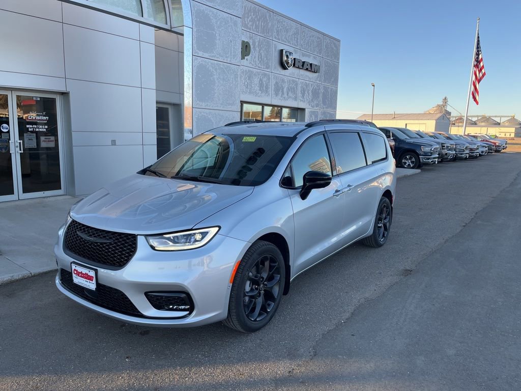 New 2026 Chrysler Pacifica Select w/ S Appearance Package image 2