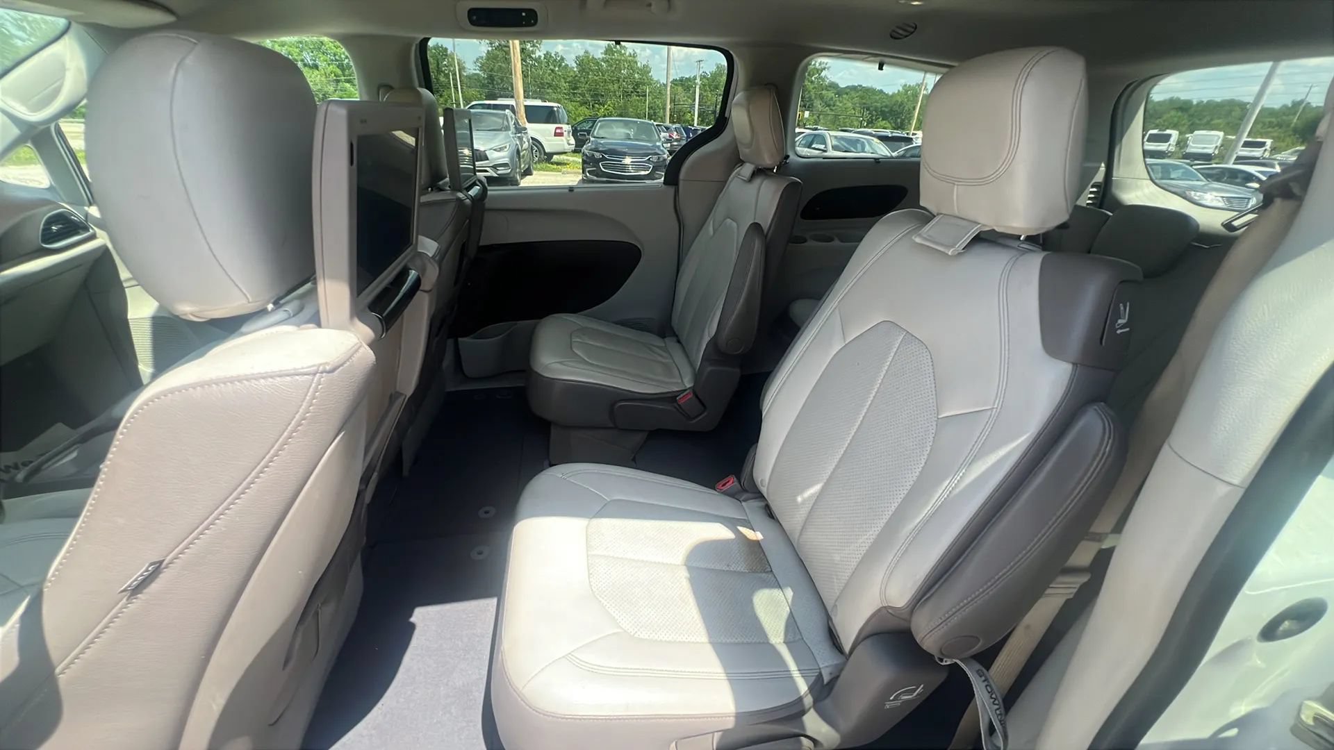 Used 2018 Chrysler Pacifica Touring-L Plus FWD image 9