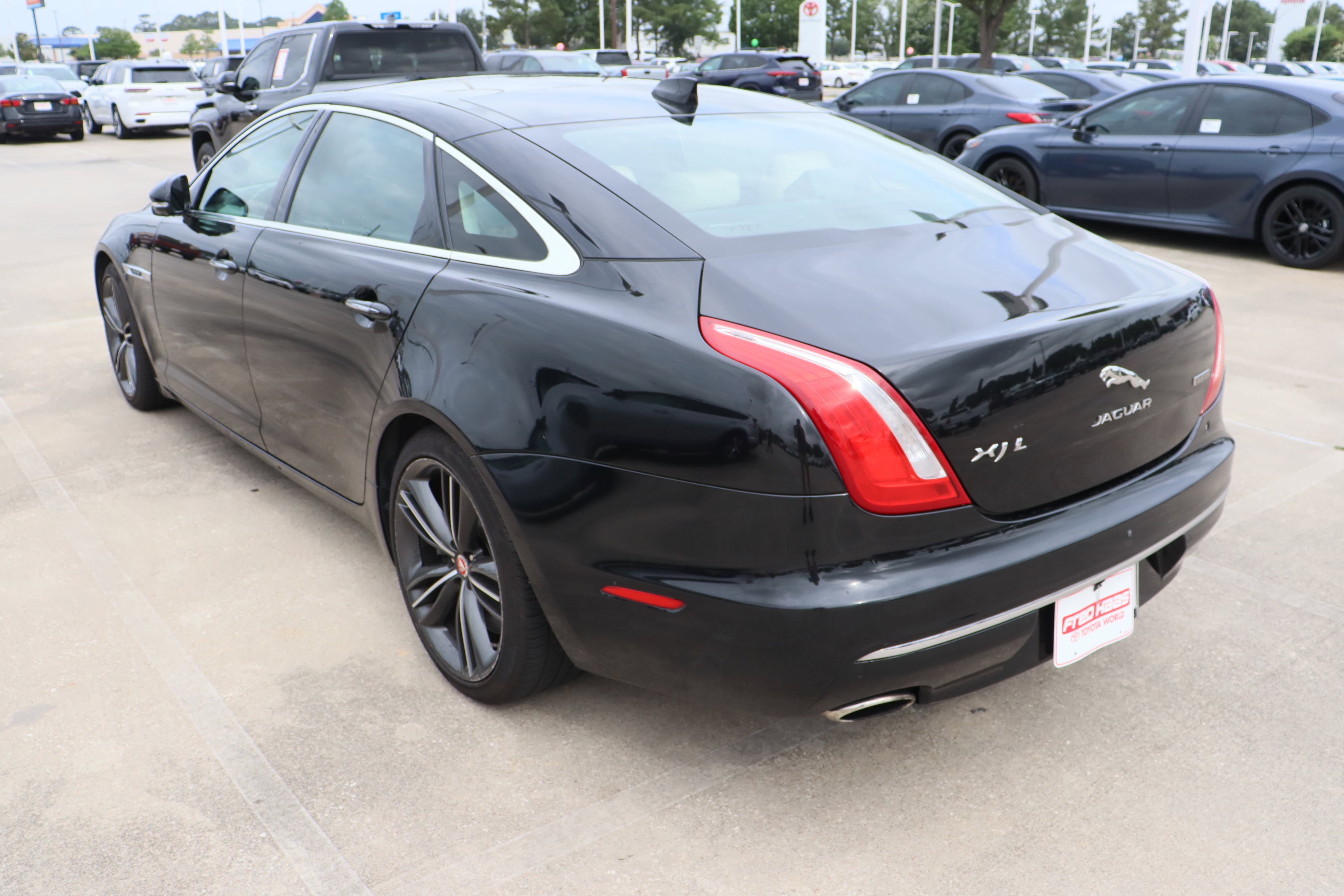 Used 2019 Jaguar XJ L Supercharged RWD image 7