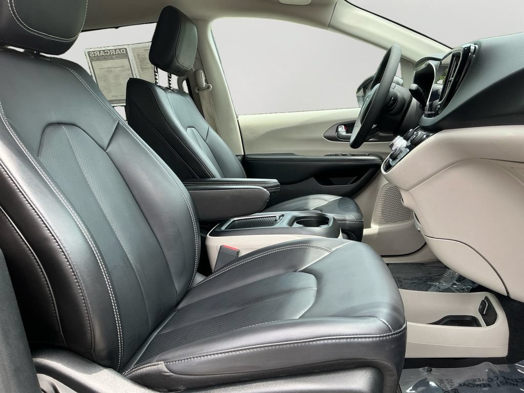 Used 2023 Chrysler Pacifica Touring-L FWD image 12