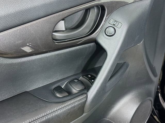 Used 2019 Nissan Rogue S AWD/4WD image 19