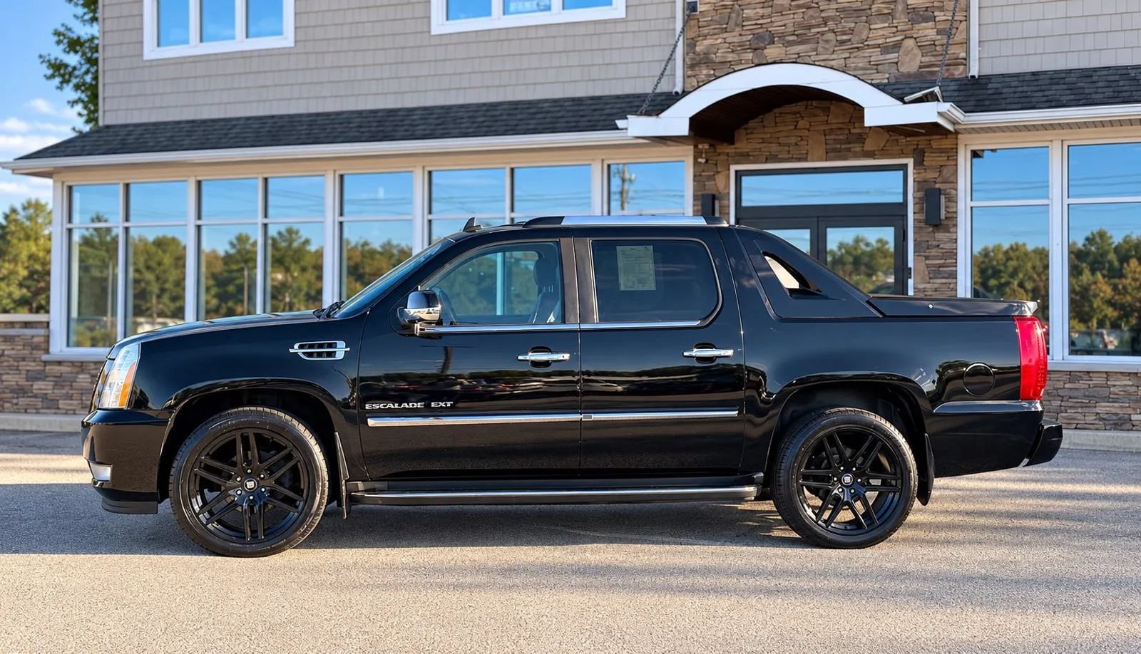 Used 2011 Cadillac Escalade EXT Luxury AWD/4WD image 3