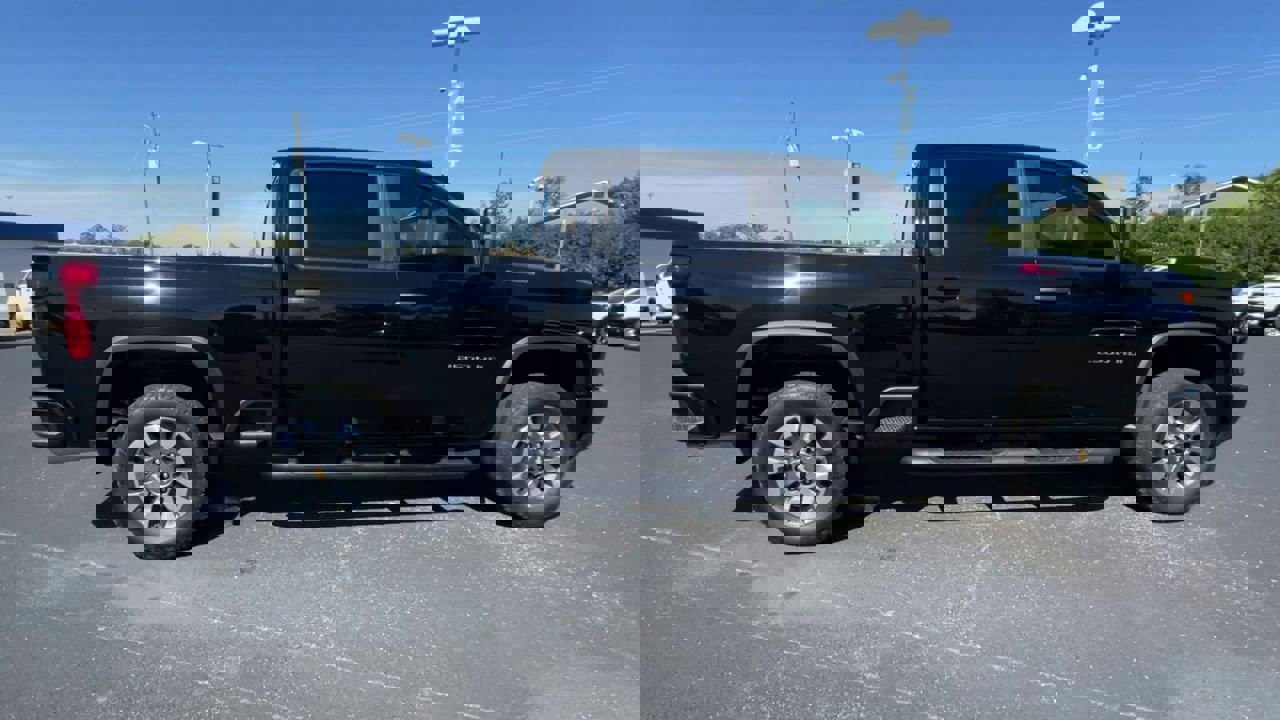 Used 2025 Chevrolet Silverado 2500 Custom w/ Custom Value Package image 9