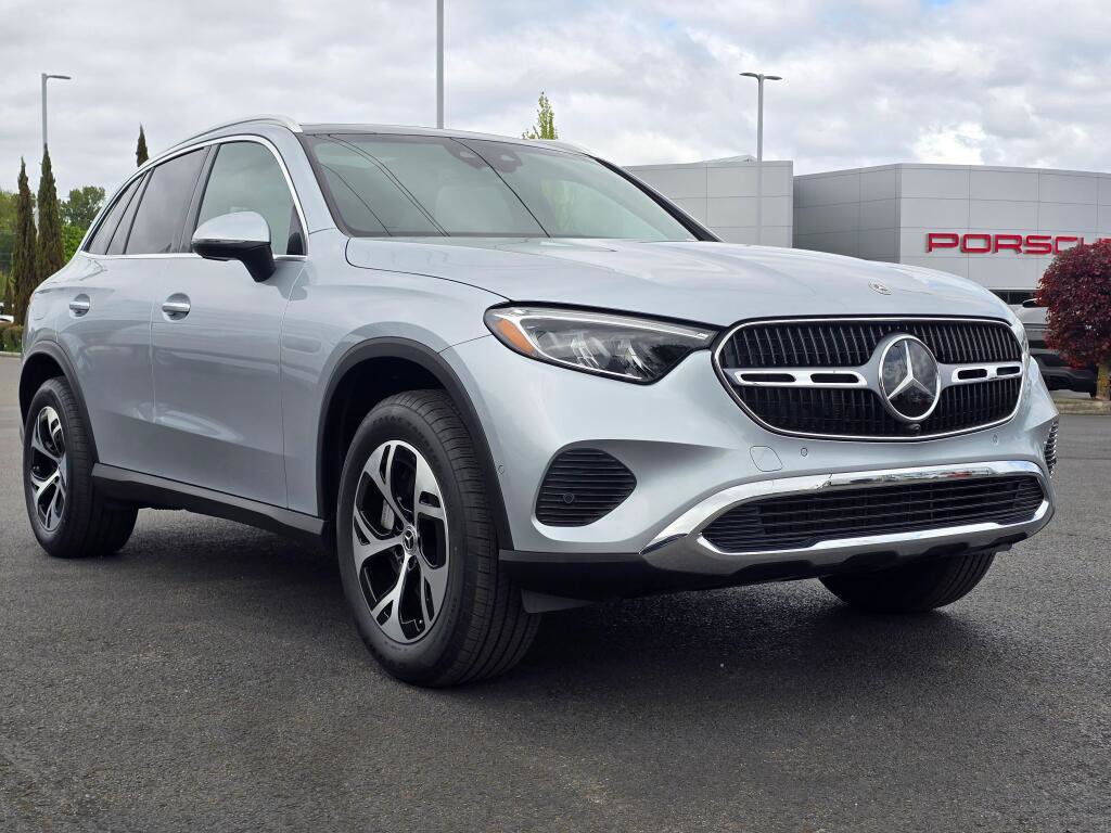 Used 2025 Mercedes-Benz GLC 350e 4MATIC image 8