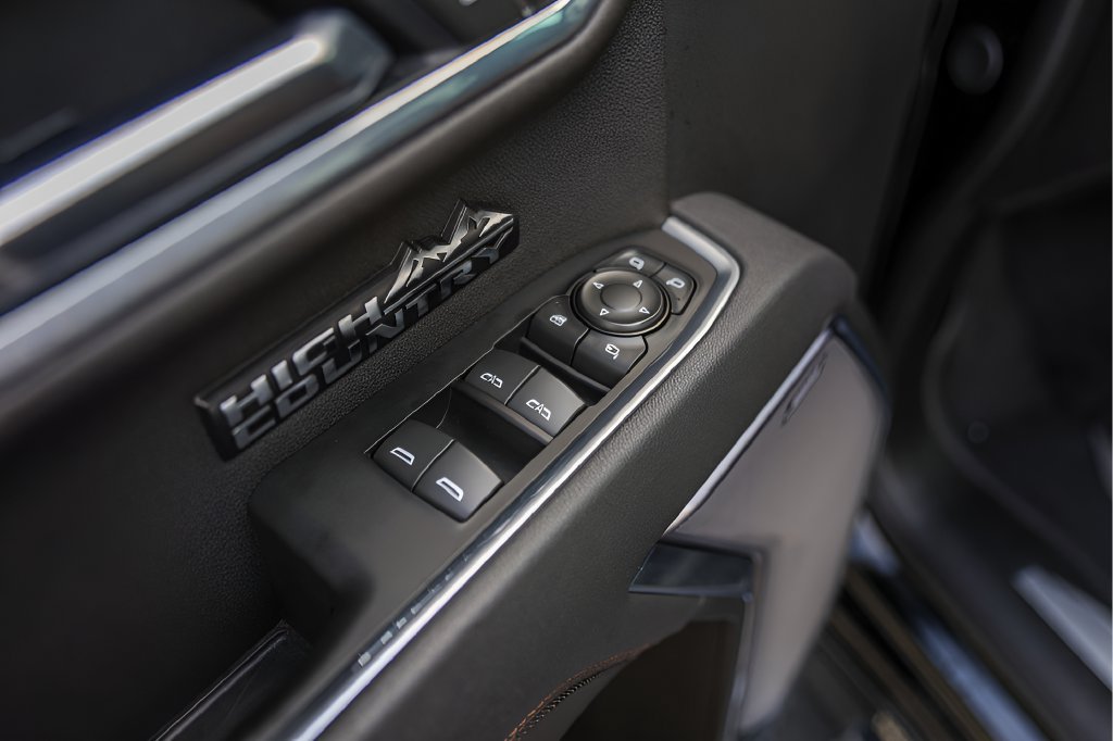 Certified 2025 Chevrolet Silverado 1500 High Country w/ High Country Premium Package AWD/4WD image 24