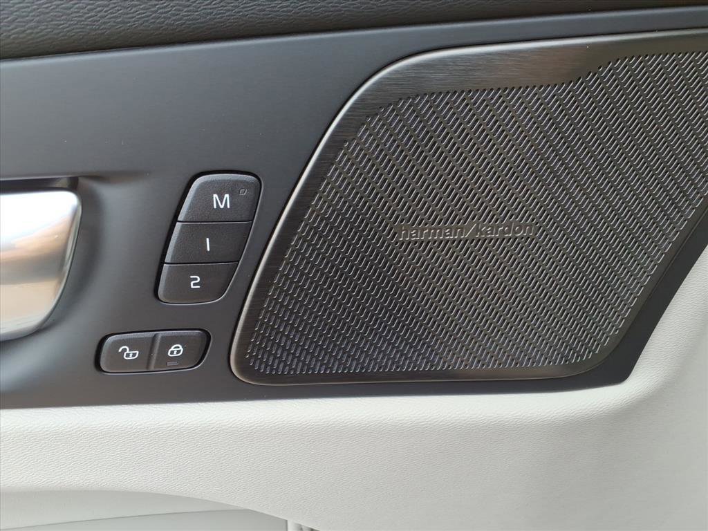 New 2026 Volvo XC60 B5 Ultra w/ Protection Package Premier image 16