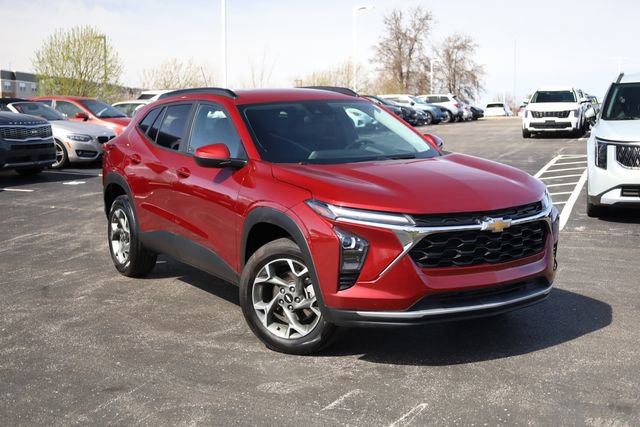 Used 2025 Chevrolet Trax LT FWD image 2