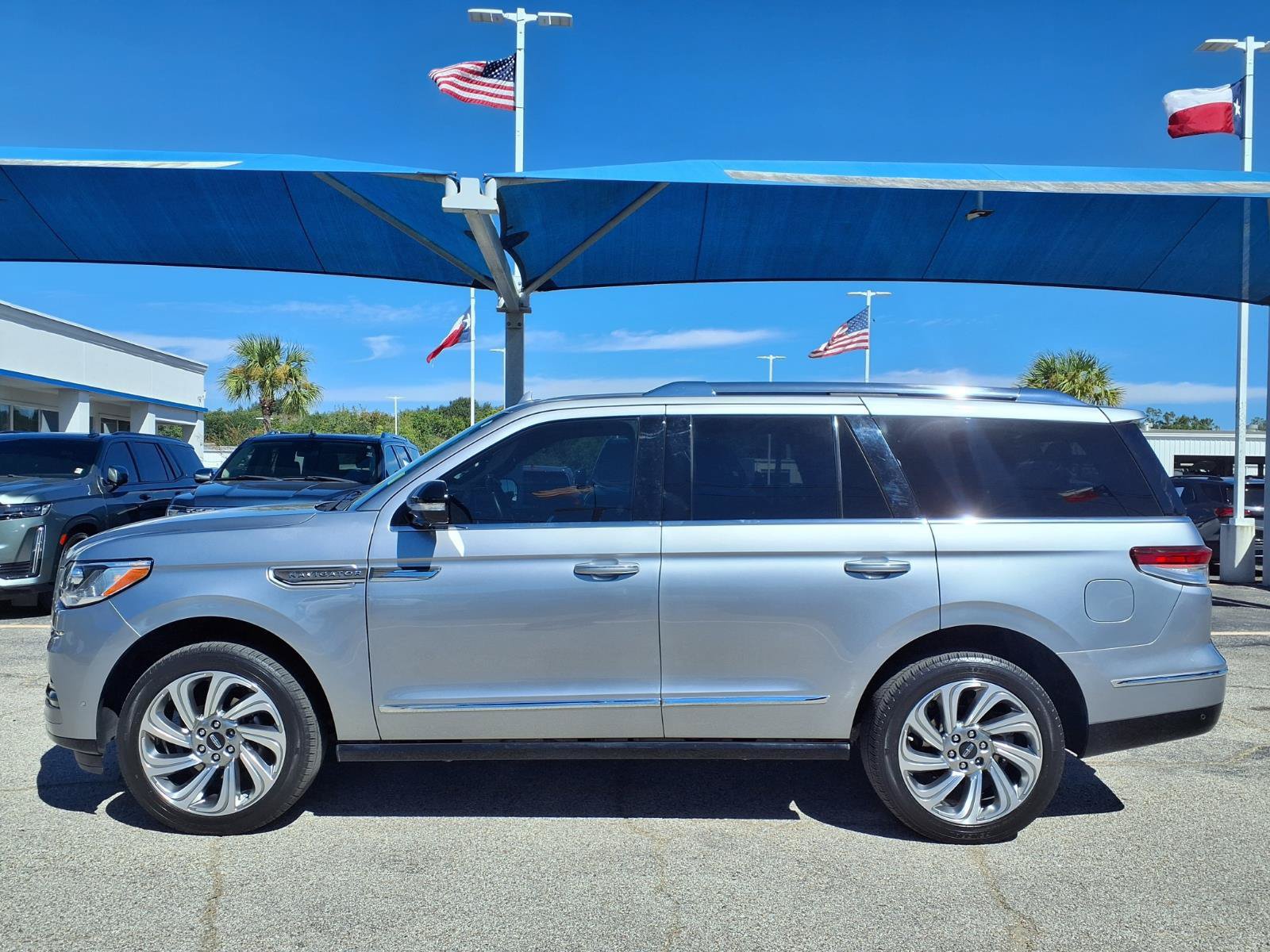 Used 2024 Lincoln Navigator Premiere AWD/4WD image 23