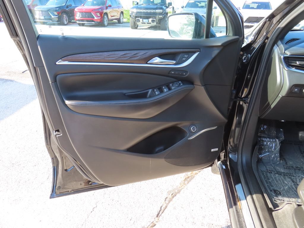Used 2023 Buick Enclave Avenir w/ Trailering Package, 5000 lbs. AWD/4WD image 9