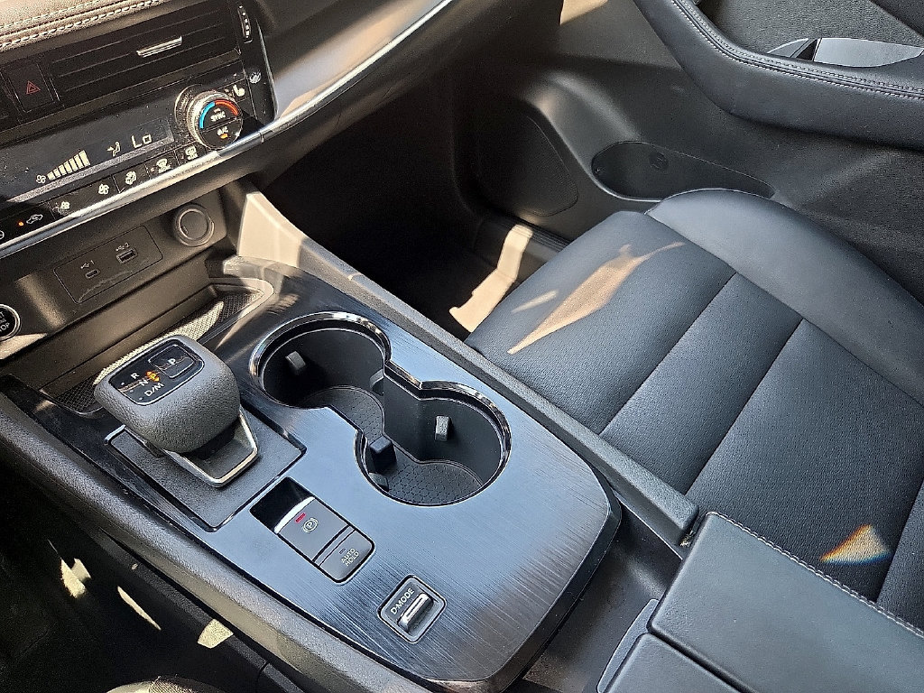 Used 2022 Nissan Rogue SV w/ SV Premium Package FWD image 25