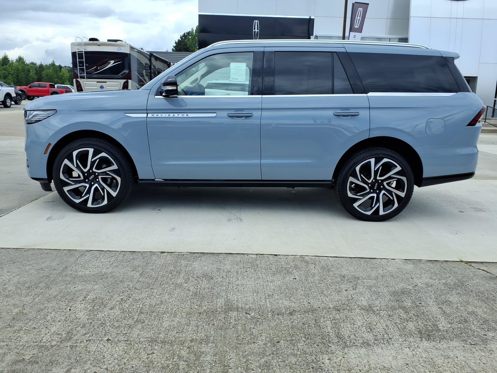 New 2027 Lincoln Navigator Reserve AWD/4WD image 2