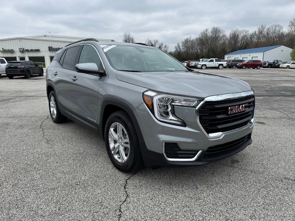 Used 2024 GMC Terrain SLE w/ Driver Convenience Package image 9