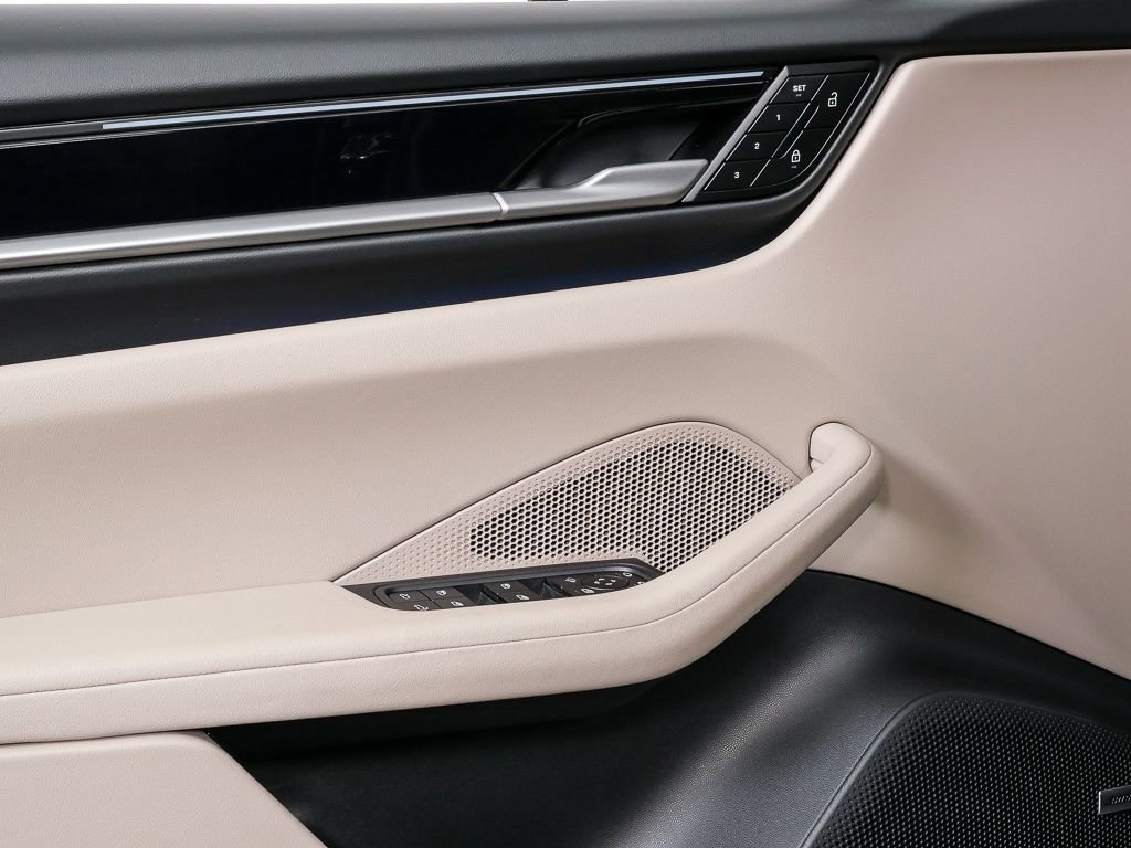 Used 2025 Porsche Macan Electric RWD image 6