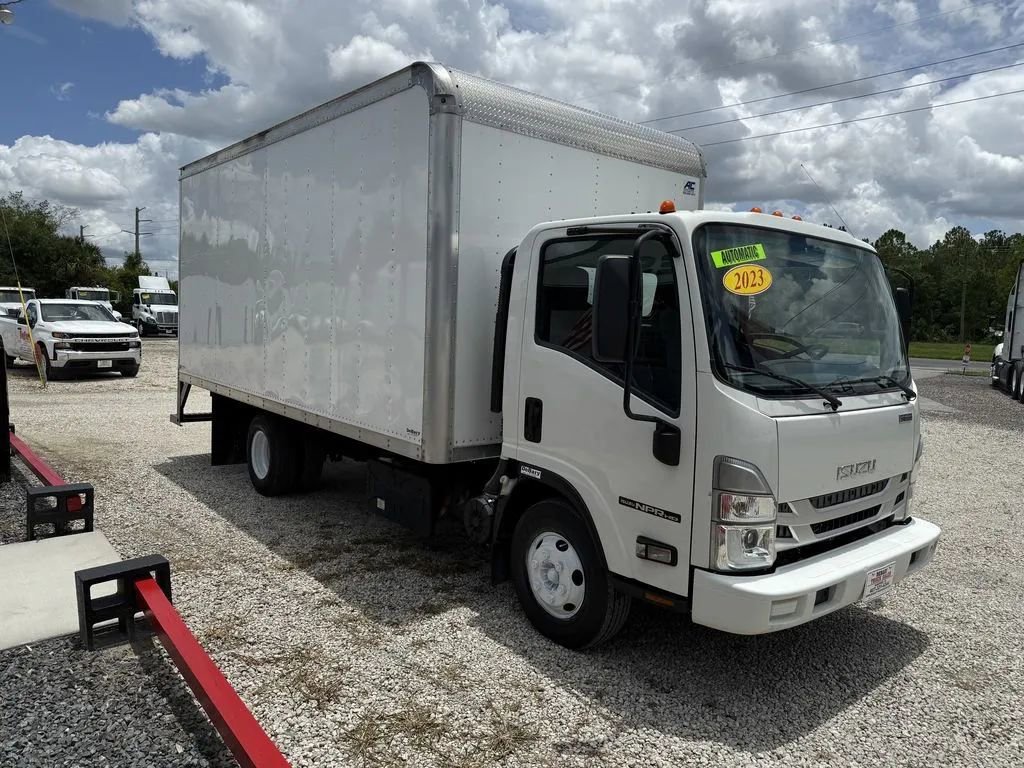 Used 2023 Isuzu NPR image 3