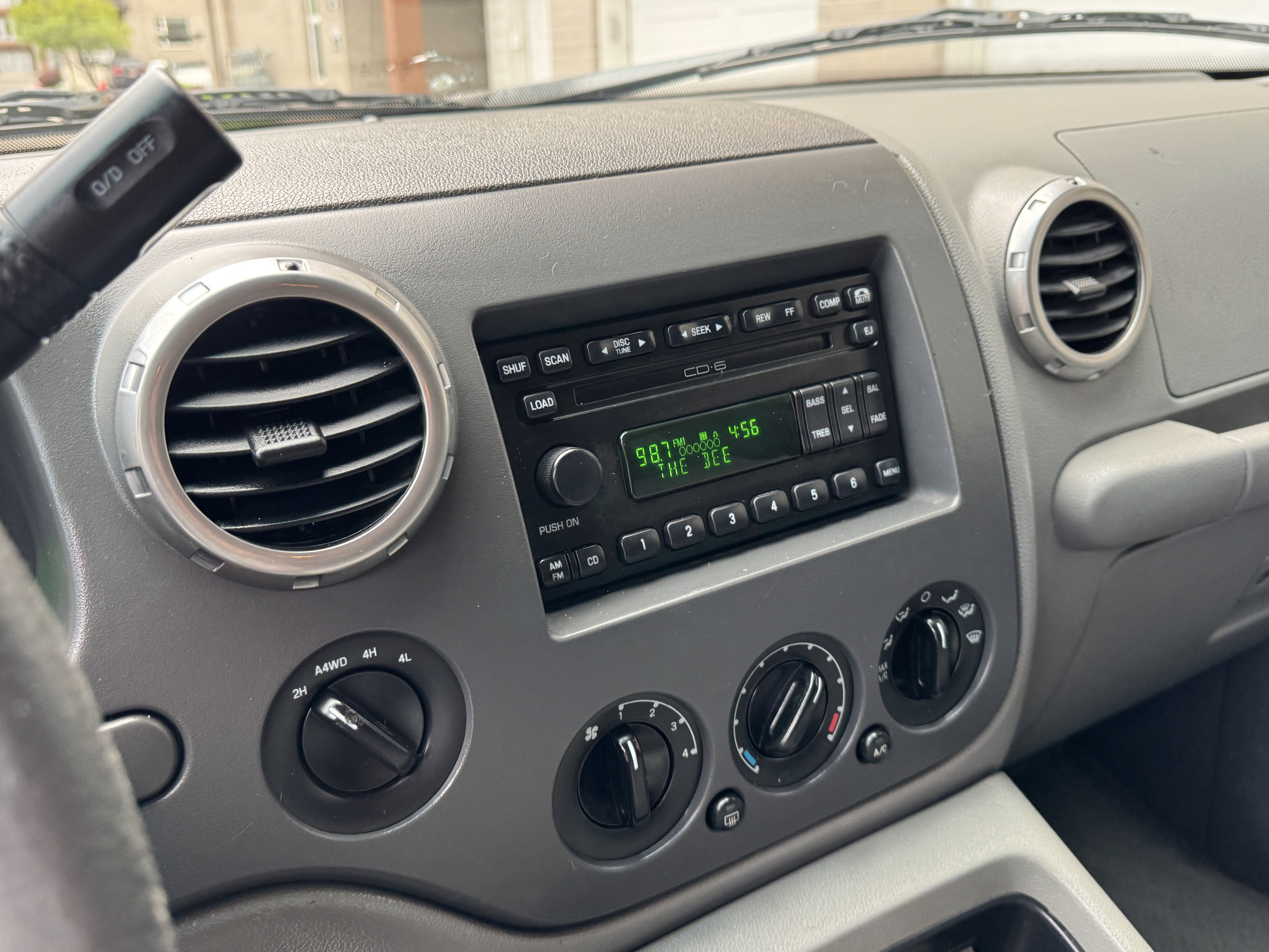 Used 2004 Ford Expedition XLT AWD/4WD image 21