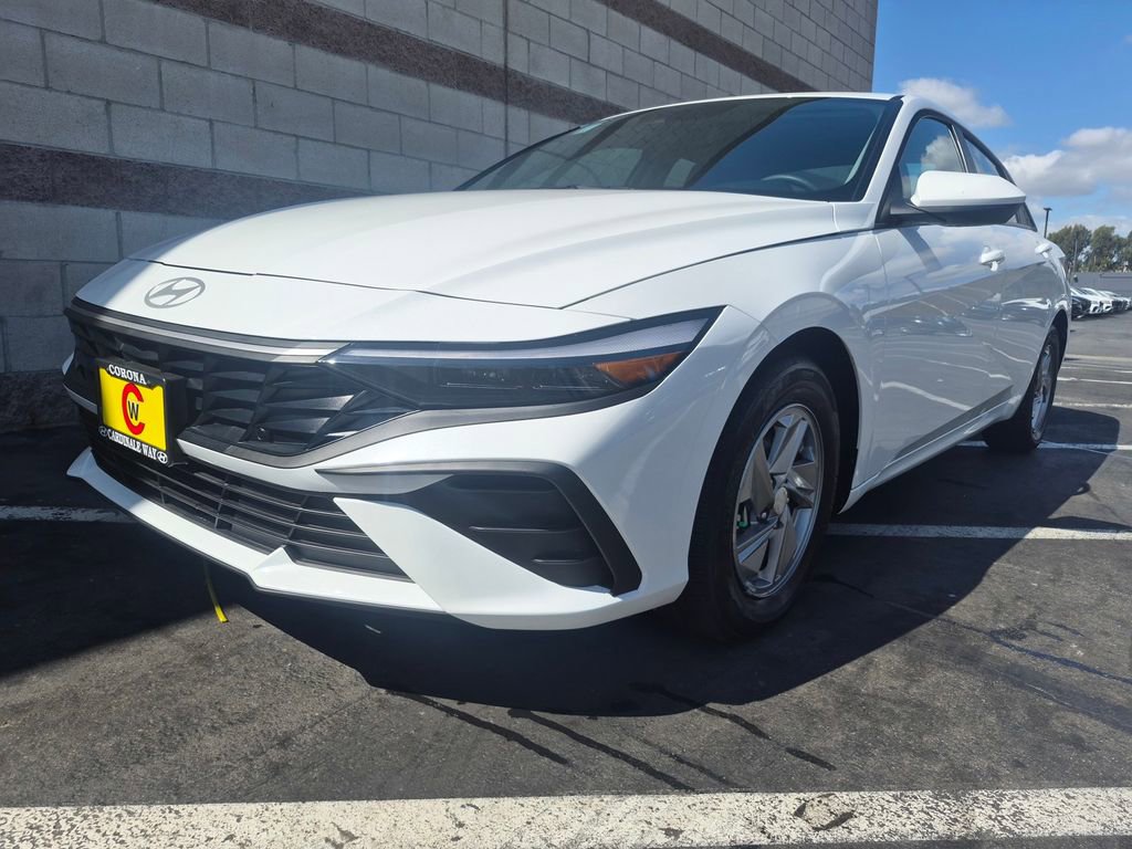 Used 2025 Hyundai Elantra SE w/ Cargo Package image 2