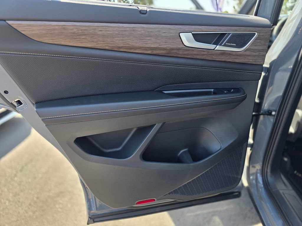 Used 2025 Volkswagen Atlas SEL Premium R-Line image 23