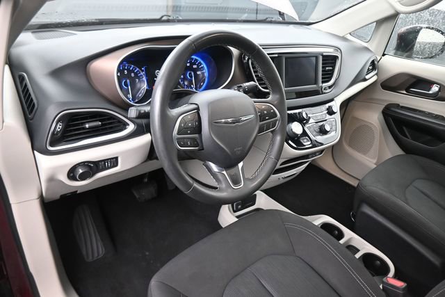 Used 2022 Chrysler Voyager LX FWD image 30