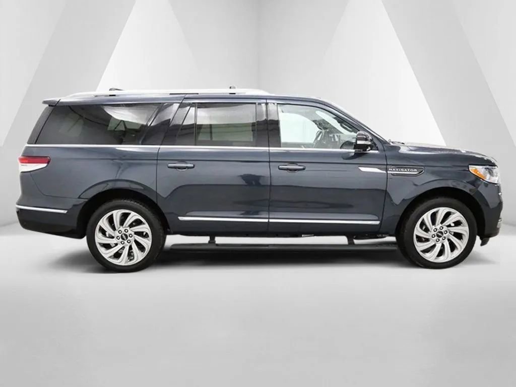 Used 2024 Lincoln Navigator L Reserve w/ Equipment Group 201A AWD/4WD image 8