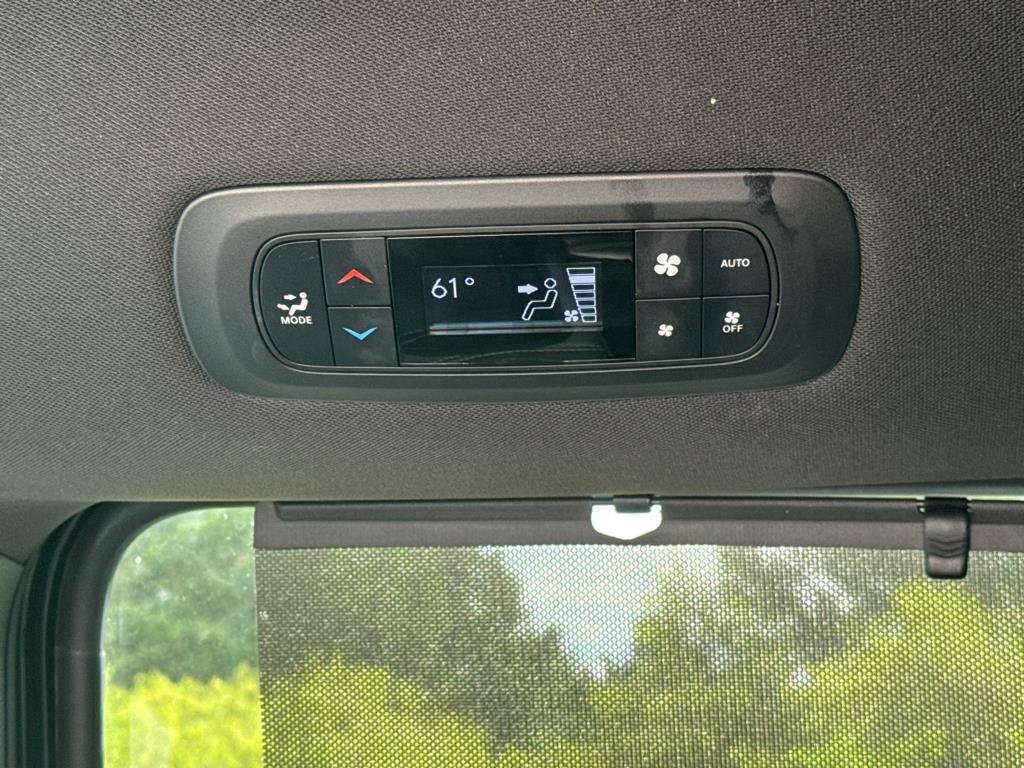 Used 2025 Chrysler Pacifica Select FWD image 26