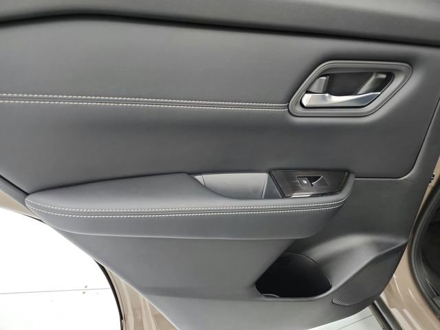 Used 2025 Nissan Rogue SV w/ SV Premium Package image 40