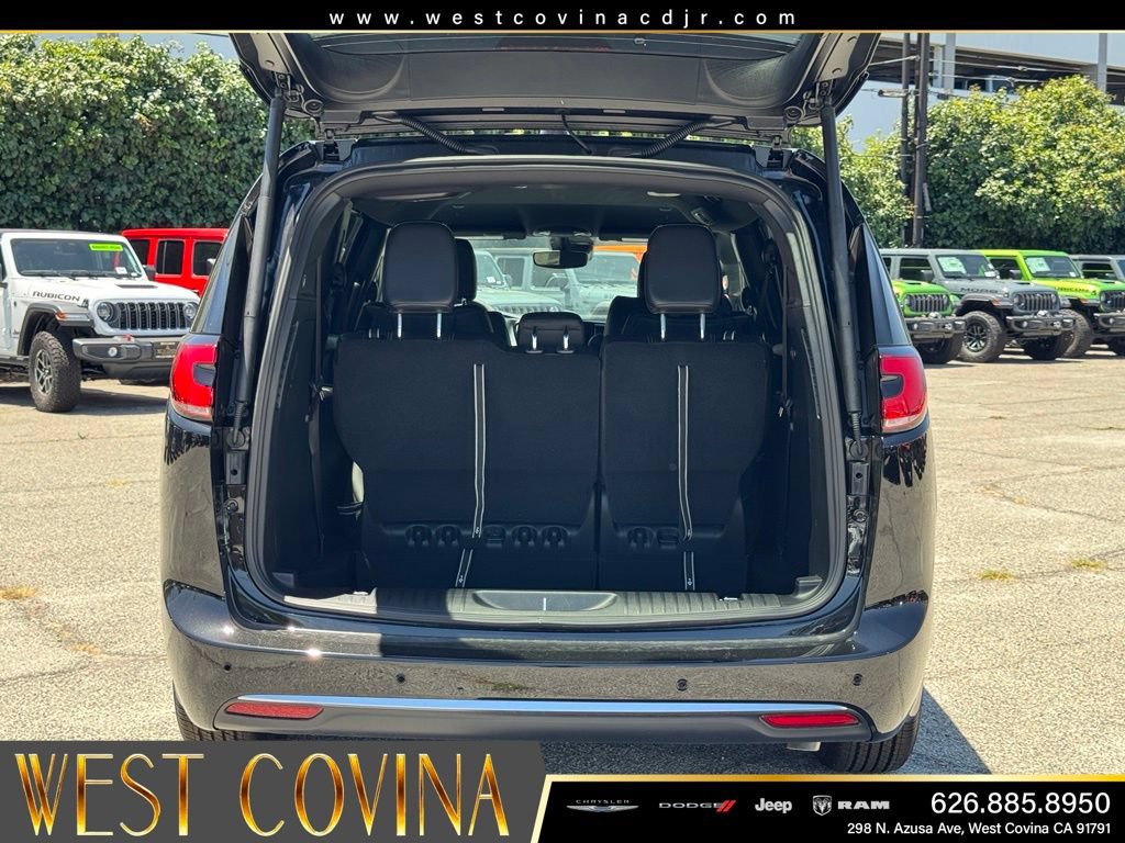 New 2027 Chrysler Pacifica Select FWD image 15